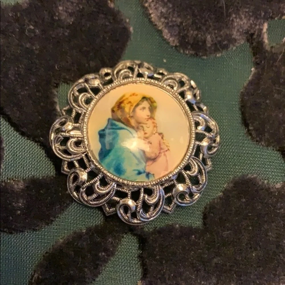 Vintage Brooch Silver Toned Light weight